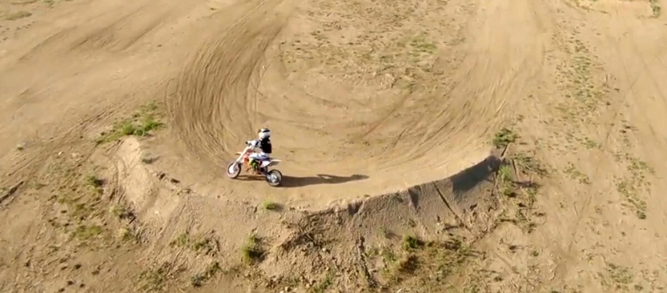 ΗΠΑ: Αυτός ο 6χρονος μπορεί να χειρίζεται τη μοτοσικλέτα με τρομερή... άνεση (βίντεο)